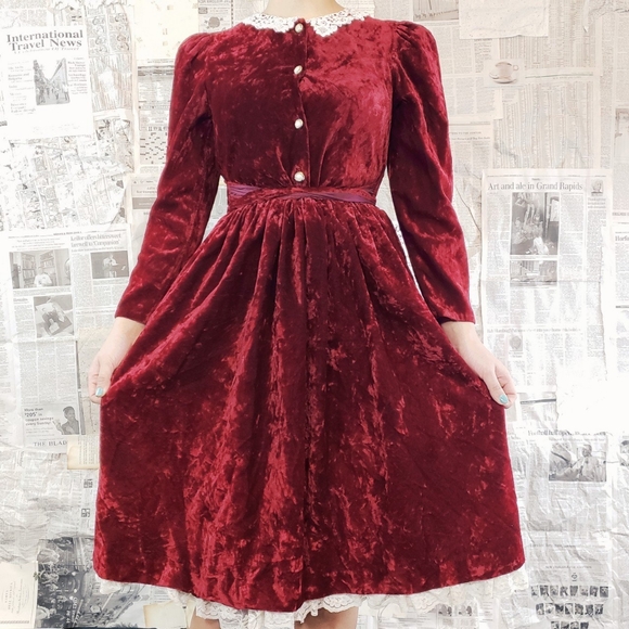 Vintage Dresses & Skirts - Vintage lightweight red velvet dress.